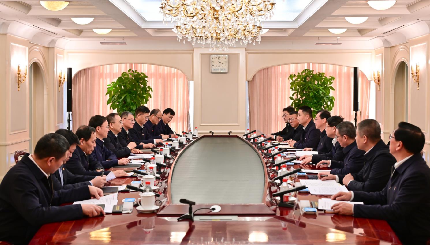 大唐集團(tuán)董事長(zhǎng)鄒磊、總經(jīng)理張傳江與中國安能董事長(zhǎng)陳奕輝、總經(jīng)理周慶豐會(huì)談